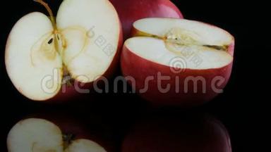 镜面和黑色背景上美丽成熟多汁的红苹果。 水果，健康食品，饮食..